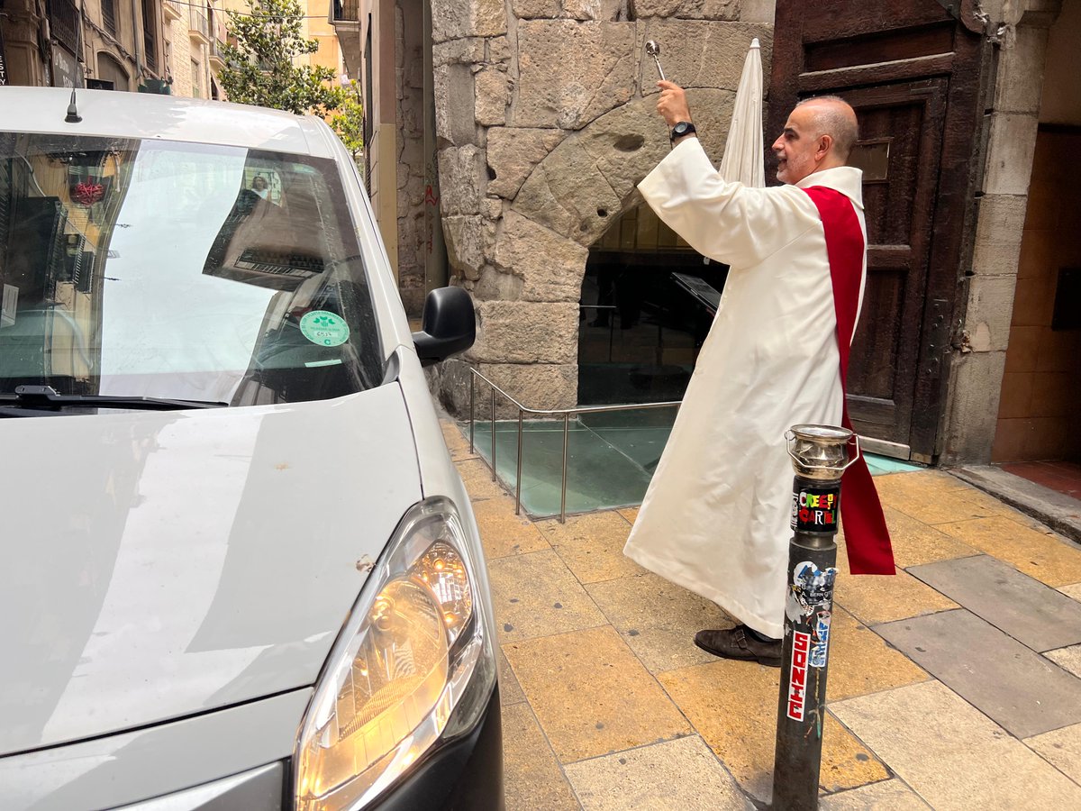🚘 El diaca <a href="/IgnasiMiranda/">Ignasi Miranda Giménez-Rico</a> beneeix els vehicles en la festivitat de Sant Cristòfol, patró dels viatgers i automòbils.

📸 <a href="/esglesiabcn/">Església de Barcelona ⛪️</a>