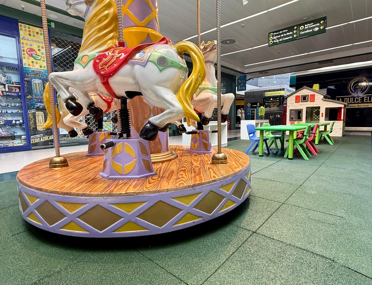 Continuamos trabajando para mejorar la experiencia de nuestro clientes...hoy les toca a los mas pequeños, cambiamos el suelo de la zona infantil para hacerlo mas confortable y seguro #ccelbulevar #zonainfantil #tiovivo