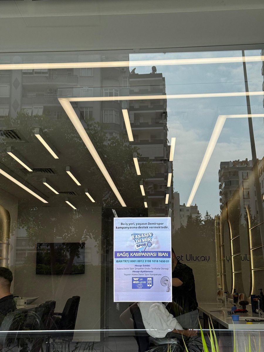 Adana’da esnaflar “Yaşasın Demirspor” kampanyasına destek vermek için dükkânlarının camlarına yazılar asmaya başlamış. Muhteşem değil mi?🩵🫶