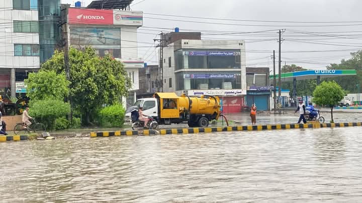 sariyarana's tweet photo. آج ہونے والی بارش نے گوجرانوالہ کو جرمنی کا شہر وینس بنا دیاہے💙

#gujranwalacity 
#rainydays https://t.co/QN5o2qppnd