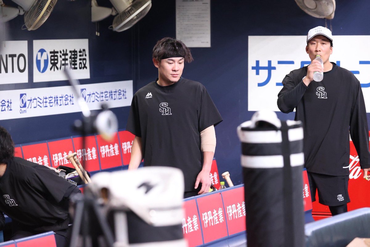 takafullc2's tweet photo. 9日に死球で途中交代した牧原大成選手は、ベンチに姿を見せました。

#sbhawks #鷹フル #牧原大成 https://t.co/A09ySvpy88