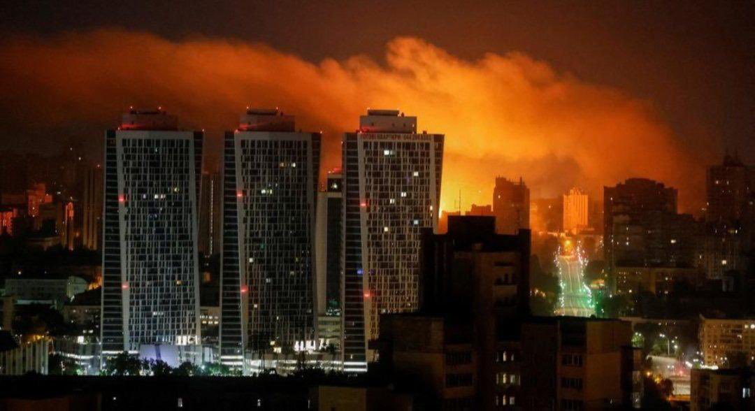 maria_drutska's tweet image. Kyiv. The sky was on fire. I thought the blast wave would blow out the windows of my room.

Russia isn’t fighting soldiers. They’re terrorizing civilians, again and again.