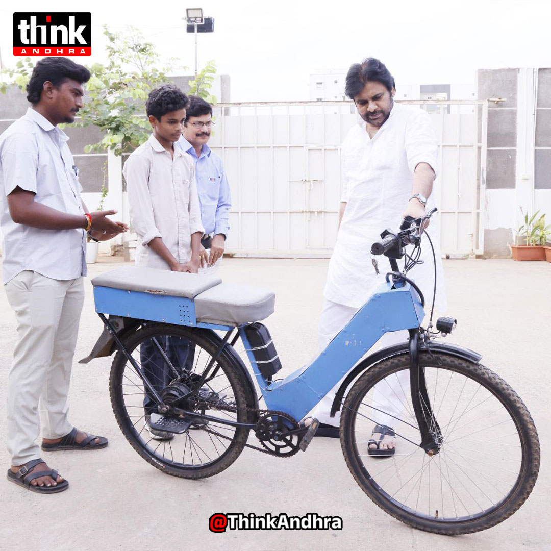 think_andhra's tweet photo. విజయనగరం జిల్లాకు చెందిన ఇంటర్మీడియెట్ విద్యార్థి రాజాపు సిద్ధూ అతి తక్కువ ఖర్చుతో బ్యాటరీతో నడిచే సైకిల్ను రూపొందించాడు. పవన్ కళ్యాణ్ గారే స్వయంగా కలిసి లక్ష రూపాయలు అందించారు. అంతేకాకుండా సైకిల్పై సిద్ధూని కూర్చోబెట్టి స్వయంగా నడిపారు!
#pawankalyan #rajapusiddu #batterycycle https://t.co/KTM1QrYgat