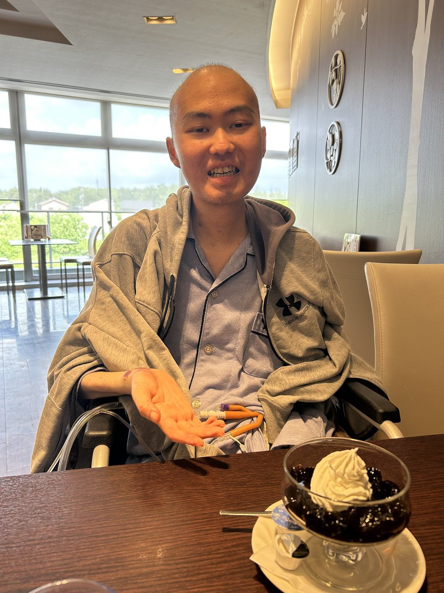 今日は検査が無かったので、院内のカフェで珈琲ゼリーを食べました！
コーヒーの苦さと、クリームの甘さのバランスが絶妙で最高のティータイムになりました^_^
今日もいい日だな〜皆さんにとっても今日が素敵な1日になりますように！