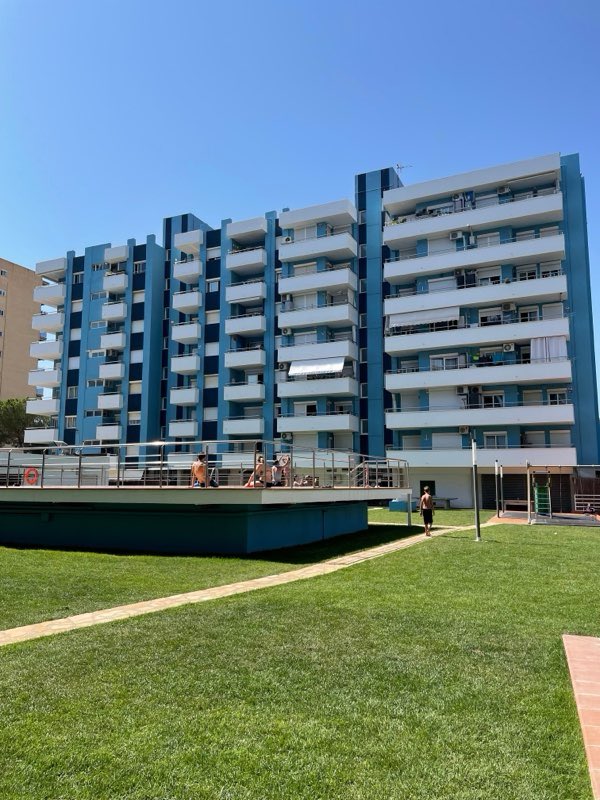 🔵 ¡Preservación estructural y estética del Edifici Blau con Elastocolor! 👉 bit.ly/44U00sY El Edifici Blau, afectado por la exposición marina y el envejecimiento de materiales, fue rehabilitado mediante un sistema elastomérico continuo, preservando su integridad