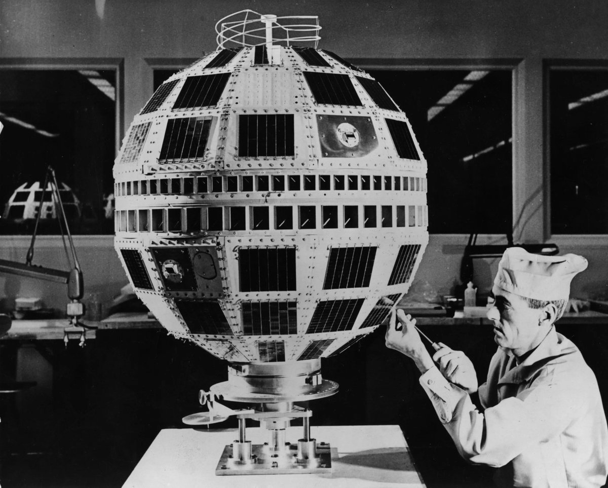 🌍🛰️ #TalDíaComoHoy de 1962 se lanzó el Telstar I, el primer satélite de comunicaciones internacionales:
📺 TV transatlántica.
📞 Llamadas entre continentes.
🕒 Hora sincronizada con 1 μs.
💻 Datos entre ordenadores vía satélite.
🔗forohistorico.coit.es/index.php/send…