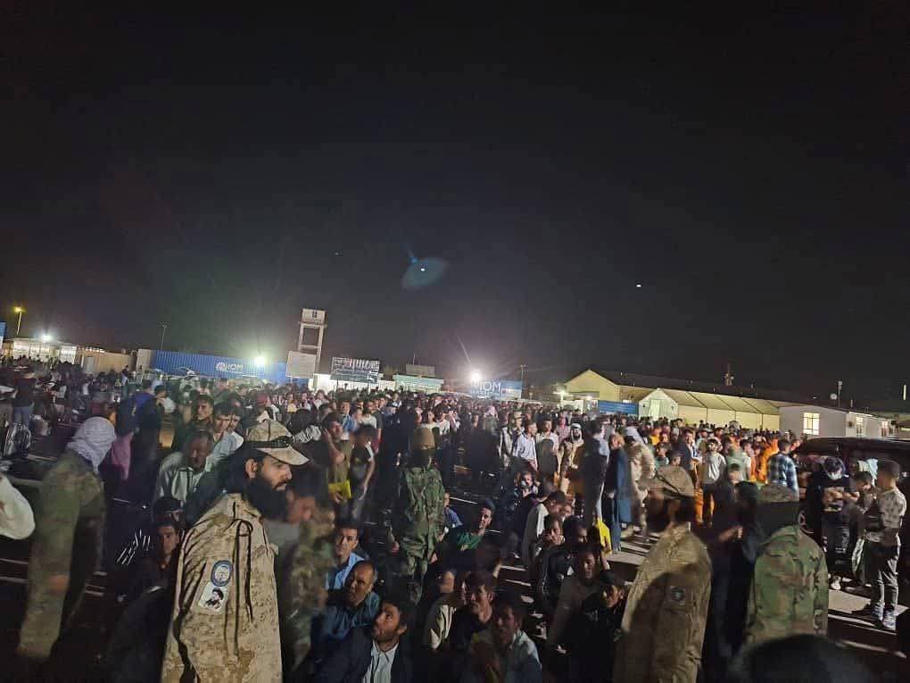 اخراج اجباري هموطنان ما از ايران و وضعيت ناهنجار بشري ايكه در نتيجه آن ببار آمده است، مرا عميقاً متأثر و غمگين ساخته است.  

من ضمن اينكه توجه و رسيدگي نهاد هاي مسؤول ملي و بين المللي را به اين فاجعه انساني خواهانم، از جانب بنياد عزيزي كمك هاي عاجل به أرزش يك ميليارد افغاني را