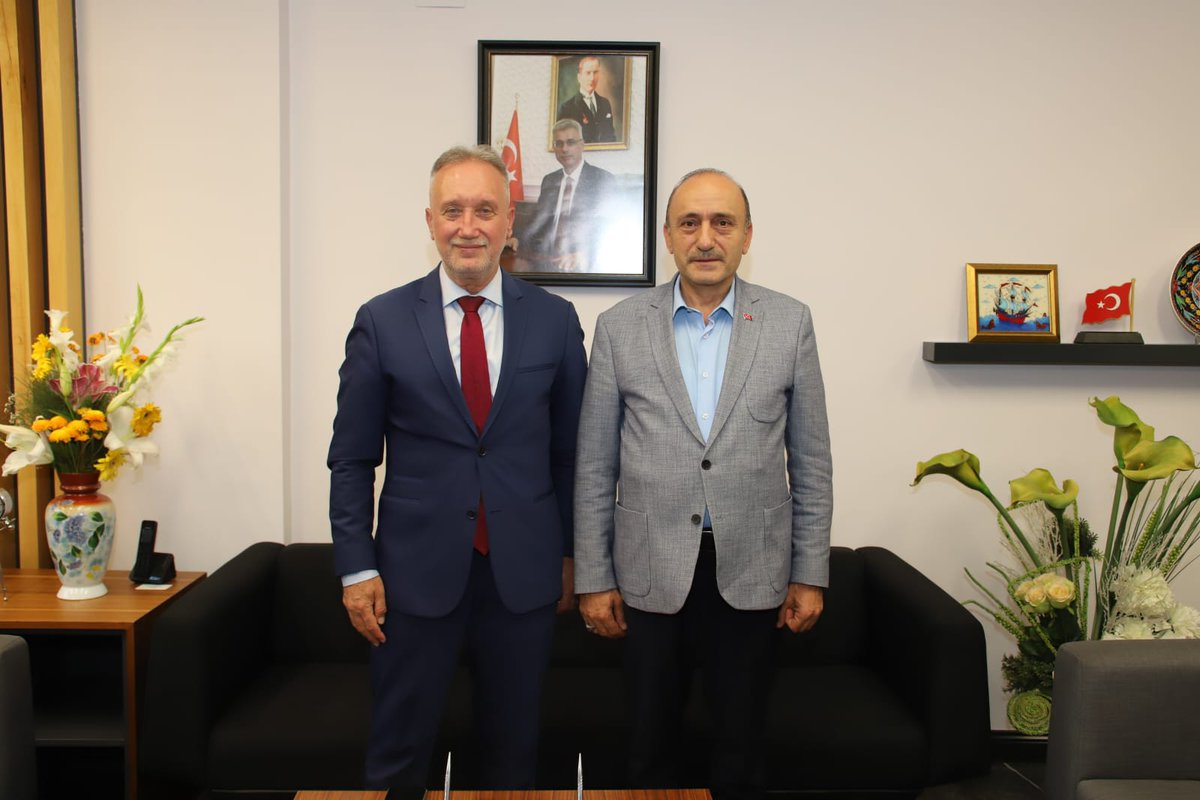 Trabzon İl Sağlık Müdürlüğü görevine atanan Dr. Mehmet Topsakal’ı ziyaret ederek kendilerine hayırlı olsun dileklerimizi ilettik, sendikal çalışmalarımız hakkında bilgilendirmede bulunduk. 

Sn. Topsakal’a nazik misafirperverliği için teşekkür ediyor, yeni görevlerinde