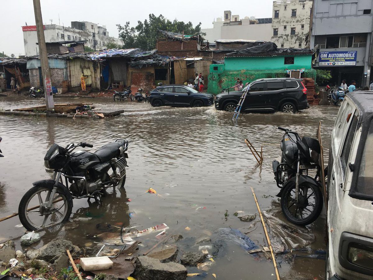 AdvAkansha's tweet photo. @DiprHaryana @AjayKumarIAS13 Severe waterlogging and blocked sewers in Sec 12A HUDA Market; vehicles badly stuck in deep water and road potholes. No one bothered to fix situation despite endless complaints. Cars are stuck in potholes and deep water, no one for rescue. Shame Shame🙌 https://t.co/R3NppAshSj