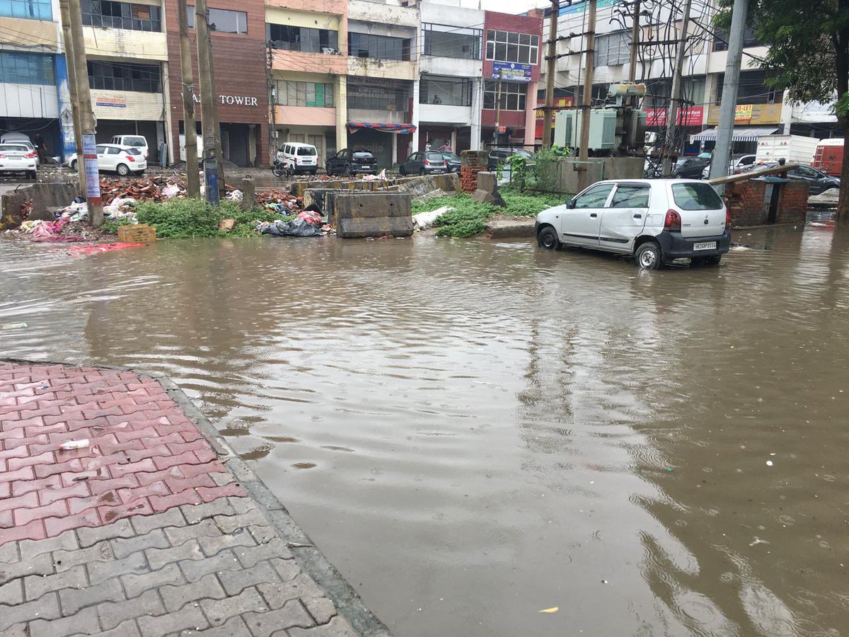 AdvAkansha's tweet photo. @DiprHaryana @AjayKumarIAS13 Severe waterlogging and blocked sewers in Sec 12A HUDA Market; vehicles badly stuck in deep water and road potholes. No one bothered to fix situation despite endless complaints. Cars are stuck in potholes and deep water, no one for rescue. Shame Shame🙌 https://t.co/R3NppAshSj