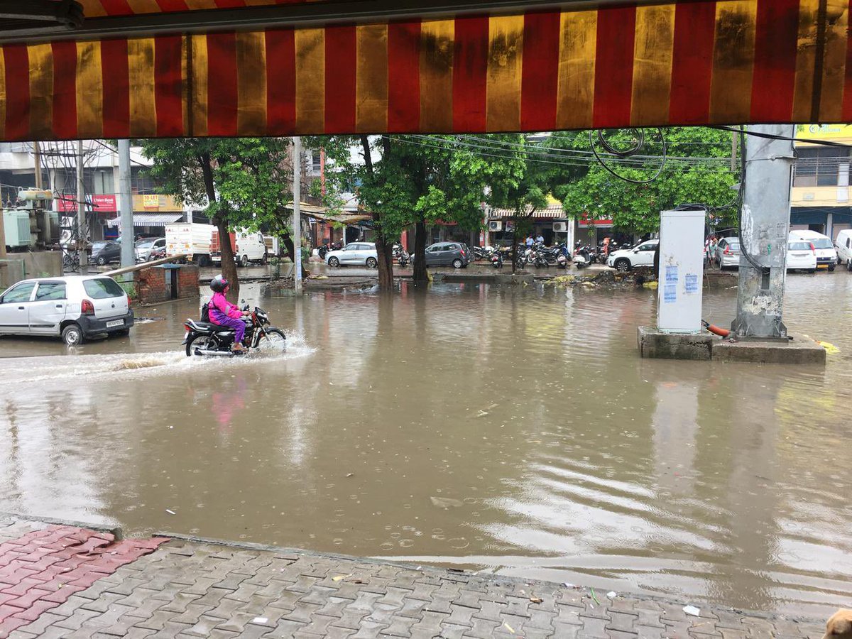 AdvAkansha's tweet photo. @DiprHaryana @AjayKumarIAS13 Severe waterlogging and blocked sewers in Sec 12A HUDA Market; vehicles badly stuck in deep water and road potholes. No one bothered to fix situation despite endless complaints. Cars are stuck in potholes and deep water, no one for rescue. Shame Shame🙌 https://t.co/R3NppAshSj