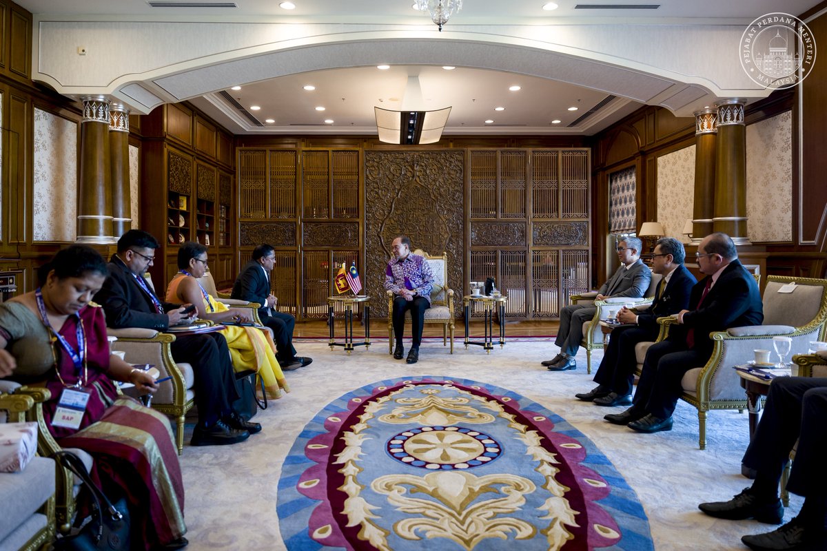 anwaribrahim's tweet photo. Menerima kunjungan hormat Menteri Hal Ehwal Luar Negeri, Pekerjaan Luar Negara dan Pelancongan Sri Lanka Vijitha Herath, bersempena Mesyuarat Menteri-Menteri Luar ASEAN ke-58 (AMM) yang sedang berlangsung di Kuala Lumpur.

Dalam perbincangan yang konstruktif, Malaysia dan Sri Lanka sepakat untuk terus memperkukuh kerjasama dua hala yang merangkumi bidang perdagangan, pelancongan, pendidikan, serta tenaga kerja mahir. 

Hubungan erat ini bukan sahaja membawa manfaat kepada kedua-dua negara, tetapi juga menyumbang kepada kestabilan dan pembangunan serantau.

Saya turut menyatakan penghargaan terhadap sumbangan berterusan Sri Lanka dalam membentuk masa depan rantau yang lebih inklusif, aman dan sejahtera. 

Malaysia akan terus bekerjasama rapat dengan Sri Lanka demi mencapai kemajuan bersama, bukan sahaja untuk rakyat kedua-dua negara, malah untuk memperkukuh komuniti ASEAN yang lebih bersatu, makmur dan berdaya tahan.

///

Received a courtesy call from Sri Lanka’s Minister of Foreign Affairs, Foreign Employment, and Tourism, Vijitha Herath, in conjunction with the 58th ASEAN Foreign Ministers’ Meeting (AMM) currently taking place in Kuala Lumpur.

We discussed ways to strengthen Malaysia–Sri Lanka cooperation in trade, tourism, education, and skilled labour. I thanked Sri Lanka for its role in supporting a more inclusive and prosperous region.

Malaysia remains committed to working together for shared progress and a stronger ASEAN.

#MalaysiaMADANI
#RancakkanMADANI
#MADANIbekerja