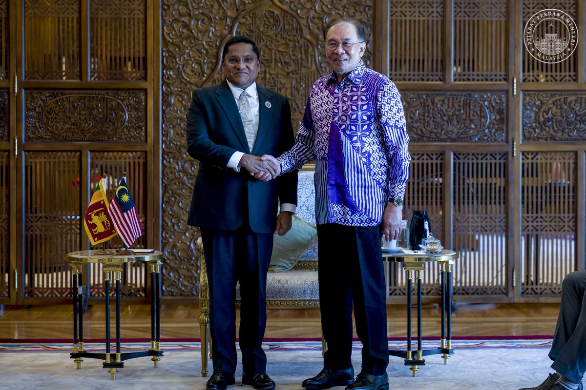 anwaribrahim's tweet photo. Menerima kunjungan hormat Menteri Hal Ehwal Luar Negeri, Pekerjaan Luar Negara dan Pelancongan Sri Lanka Vijitha Herath, bersempena Mesyuarat Menteri-Menteri Luar ASEAN ke-58 (AMM) yang sedang berlangsung di Kuala Lumpur.

Dalam perbincangan yang konstruktif, Malaysia dan Sri Lanka sepakat untuk terus memperkukuh kerjasama dua hala yang merangkumi bidang perdagangan, pelancongan, pendidikan, serta tenaga kerja mahir. 

Hubungan erat ini bukan sahaja membawa manfaat kepada kedua-dua negara, tetapi juga menyumbang kepada kestabilan dan pembangunan serantau.

Saya turut menyatakan penghargaan terhadap sumbangan berterusan Sri Lanka dalam membentuk masa depan rantau yang lebih inklusif, aman dan sejahtera. 

Malaysia akan terus bekerjasama rapat dengan Sri Lanka demi mencapai kemajuan bersama, bukan sahaja untuk rakyat kedua-dua negara, malah untuk memperkukuh komuniti ASEAN yang lebih bersatu, makmur dan berdaya tahan.

///

Received a courtesy call from Sri Lanka’s Minister of Foreign Affairs, Foreign Employment, and Tourism, Vijitha Herath, in conjunction with the 58th ASEAN Foreign Ministers’ Meeting (AMM) currently taking place in Kuala Lumpur.

We discussed ways to strengthen Malaysia–Sri Lanka cooperation in trade, tourism, education, and skilled labour. I thanked Sri Lanka for its role in supporting a more inclusive and prosperous region.

Malaysia remains committed to working together for shared progress and a stronger ASEAN.

#MalaysiaMADANI
#RancakkanMADANI
#MADANIbekerja