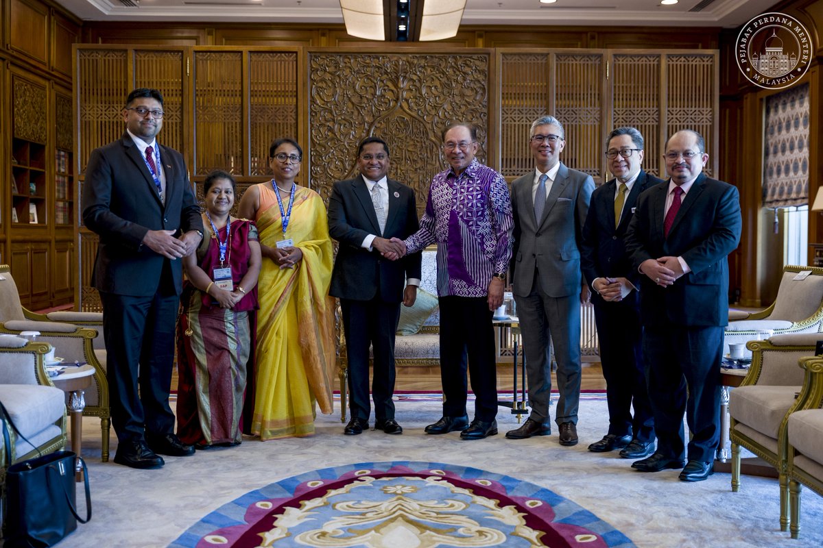 anwaribrahim's tweet photo. Menerima kunjungan hormat Menteri Hal Ehwal Luar Negeri, Pekerjaan Luar Negara dan Pelancongan Sri Lanka Vijitha Herath, bersempena Mesyuarat Menteri-Menteri Luar ASEAN ke-58 (AMM) yang sedang berlangsung di Kuala Lumpur.

Dalam perbincangan yang konstruktif, Malaysia dan Sri Lanka sepakat untuk terus memperkukuh kerjasama dua hala yang merangkumi bidang perdagangan, pelancongan, pendidikan, serta tenaga kerja mahir. 

Hubungan erat ini bukan sahaja membawa manfaat kepada kedua-dua negara, tetapi juga menyumbang kepada kestabilan dan pembangunan serantau.

Saya turut menyatakan penghargaan terhadap sumbangan berterusan Sri Lanka dalam membentuk masa depan rantau yang lebih inklusif, aman dan sejahtera. 

Malaysia akan terus bekerjasama rapat dengan Sri Lanka demi mencapai kemajuan bersama, bukan sahaja untuk rakyat kedua-dua negara, malah untuk memperkukuh komuniti ASEAN yang lebih bersatu, makmur dan berdaya tahan.

///

Received a courtesy call from Sri Lanka’s Minister of Foreign Affairs, Foreign Employment, and Tourism, Vijitha Herath, in conjunction with the 58th ASEAN Foreign Ministers’ Meeting (AMM) currently taking place in Kuala Lumpur.

We discussed ways to strengthen Malaysia–Sri Lanka cooperation in trade, tourism, education, and skilled labour. I thanked Sri Lanka for its role in supporting a more inclusive and prosperous region.

Malaysia remains committed to working together for shared progress and a stronger ASEAN.

#MalaysiaMADANI
#RancakkanMADANI
#MADANIbekerja