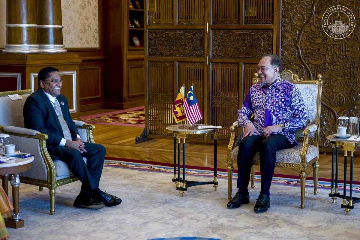 anwaribrahim's tweet photo. Menerima kunjungan hormat Menteri Hal Ehwal Luar Negeri, Pekerjaan Luar Negara dan Pelancongan Sri Lanka Vijitha Herath, bersempena Mesyuarat Menteri-Menteri Luar ASEAN ke-58 (AMM) yang sedang berlangsung di Kuala Lumpur.

Dalam perbincangan yang konstruktif, Malaysia dan Sri Lanka sepakat untuk terus memperkukuh kerjasama dua hala yang merangkumi bidang perdagangan, pelancongan, pendidikan, serta tenaga kerja mahir. 

Hubungan erat ini bukan sahaja membawa manfaat kepada kedua-dua negara, tetapi juga menyumbang kepada kestabilan dan pembangunan serantau.

Saya turut menyatakan penghargaan terhadap sumbangan berterusan Sri Lanka dalam membentuk masa depan rantau yang lebih inklusif, aman dan sejahtera. 

Malaysia akan terus bekerjasama rapat dengan Sri Lanka demi mencapai kemajuan bersama, bukan sahaja untuk rakyat kedua-dua negara, malah untuk memperkukuh komuniti ASEAN yang lebih bersatu, makmur dan berdaya tahan.

///

Received a courtesy call from Sri Lanka’s Minister of Foreign Affairs, Foreign Employment, and Tourism, Vijitha Herath, in conjunction with the 58th ASEAN Foreign Ministers’ Meeting (AMM) currently taking place in Kuala Lumpur.

We discussed ways to strengthen Malaysia–Sri Lanka cooperation in trade, tourism, education, and skilled labour. I thanked Sri Lanka for its role in supporting a more inclusive and prosperous region.

Malaysia remains committed to working together for shared progress and a stronger ASEAN.

#MalaysiaMADANI
#RancakkanMADANI
#MADANIbekerja