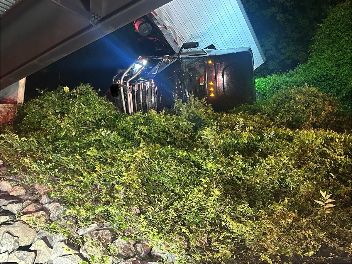 mcfrsPIO's tweet image. Update - Beltway I495 between Old Georgetown Rd &amp;amp; River Rd, IAO I270 Spur, collision involving tractor trailer, off bridge, lanes blocked on Beltway &amp;amp; on I270 Spur, injured driver extricated &amp;amp; transported to hospital NLTI, some lanes blocked