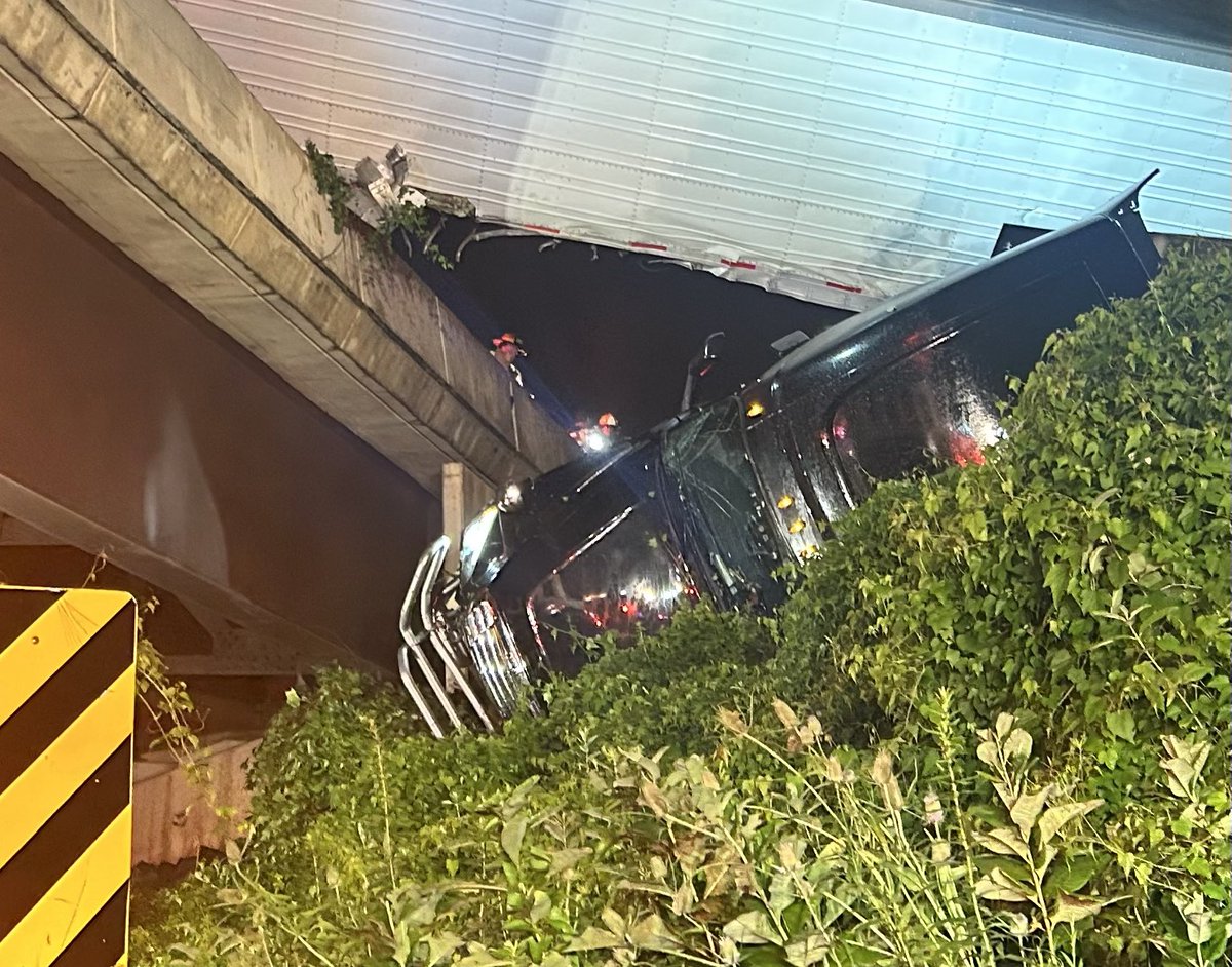 mcfrsPIO's tweet image. Update - Beltway I495 between Old Georgetown Rd &amp;amp; River Rd, IAO I270 Spur, collision involving tractor trailer, off bridge, lanes blocked on Beltway &amp;amp; on I270 Spur, injured driver extricated &amp;amp; transported to hospital NLTI, some lanes blocked
