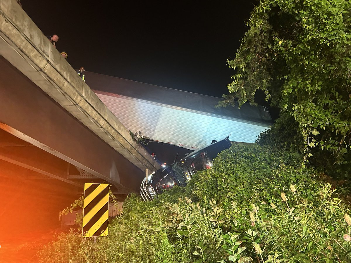 mcfrsPIO's tweet image. Update - Beltway I495 between Old Georgetown Rd &amp;amp; River Rd, IAO I270 Spur, collision involving tractor trailer, off bridge, lanes blocked on Beltway &amp;amp; on I270 Spur, injured driver extricated &amp;amp; transported to hospital NLTI, some lanes blocked