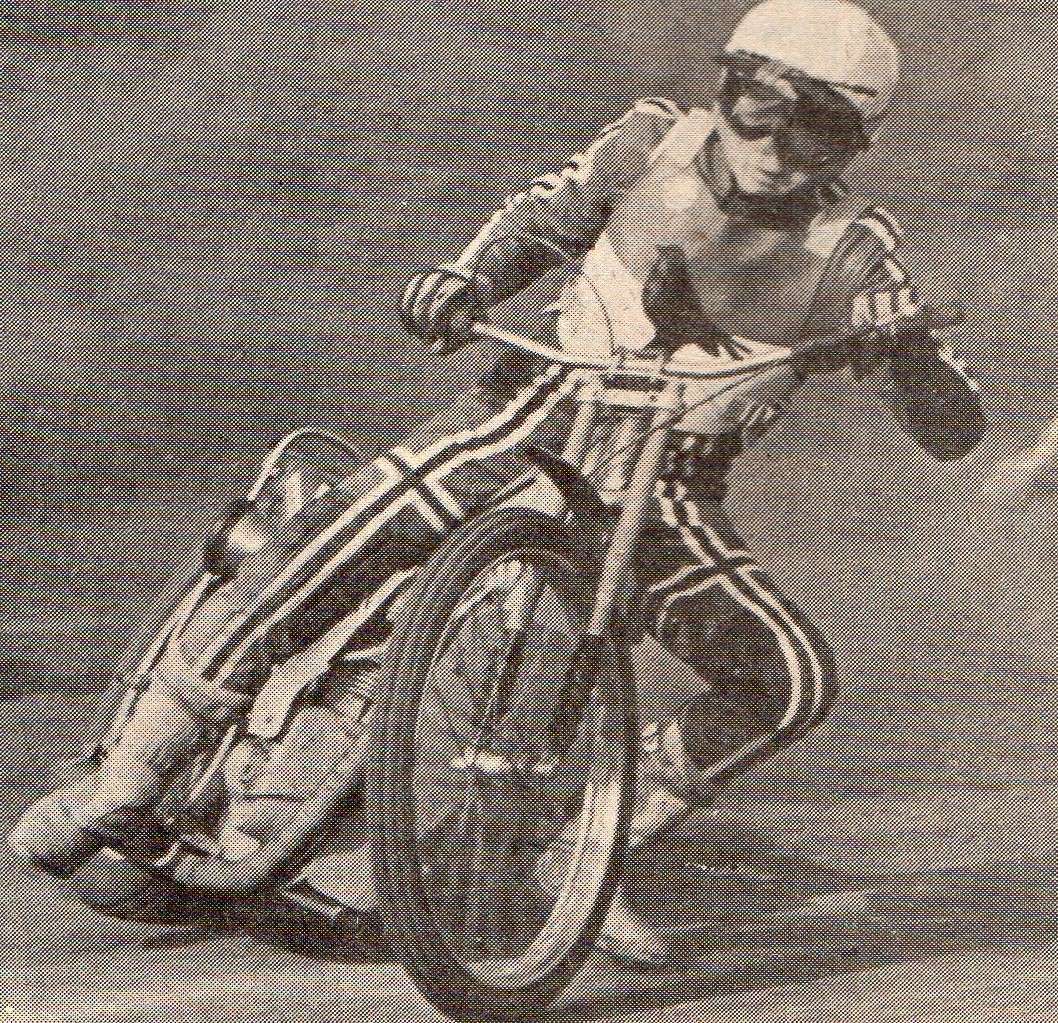 OTD in 1976 Martin Ashby broke Bob Kilby's track record @ the Abbey when he won the opening heat of the Daily Mirror Grand Prix Qualifying Round in a time of 68.0. Malcolm Simmons won the meeting with a 15 point maximum from Bob Kilby who scored 13 &amp; Martin who finished on 11.