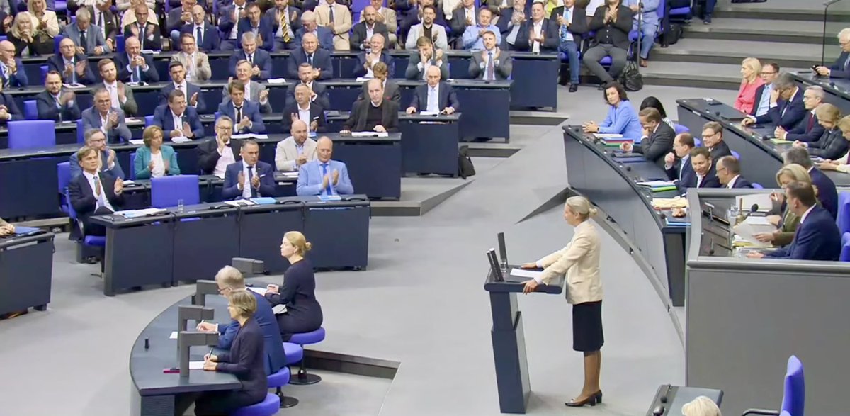 Zeitenspringer's tweet image. Die Altparteien inkl. ihrer getreuen Medien heulen im Rudel!
Weil Alice Weidel Merz Lügenkanzler nennt, überschlägt sich der Mainstream und fordert erneut ein AfD Verbot.
OK, nur wie soll Frau Weidel Merz sonst nennen?