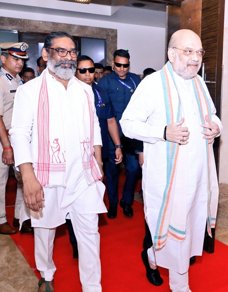 धरती आबा भगवान बिरसा मुंडा की पावन धरती झारखण्ड के रांची में आयोजित 27वीं पूर्वी क्षेत्रीय परिषद की बैठक की अध्यक्षता हेतु माननीय केंद्रीय गृह एवं सहकारिता मंत्री आदरणीय श्री <a href="/AmitShah/">Amit Shah</a> जी का स्वागत किया। 

जोहार!