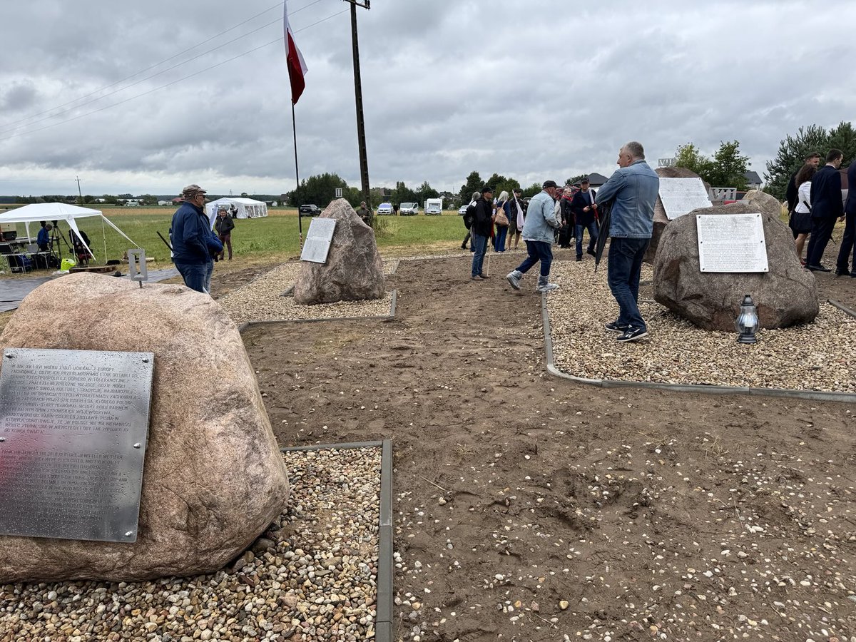 Nowy zestaw pomników w Jedwabnem z prawdziwą historią na tablicach.