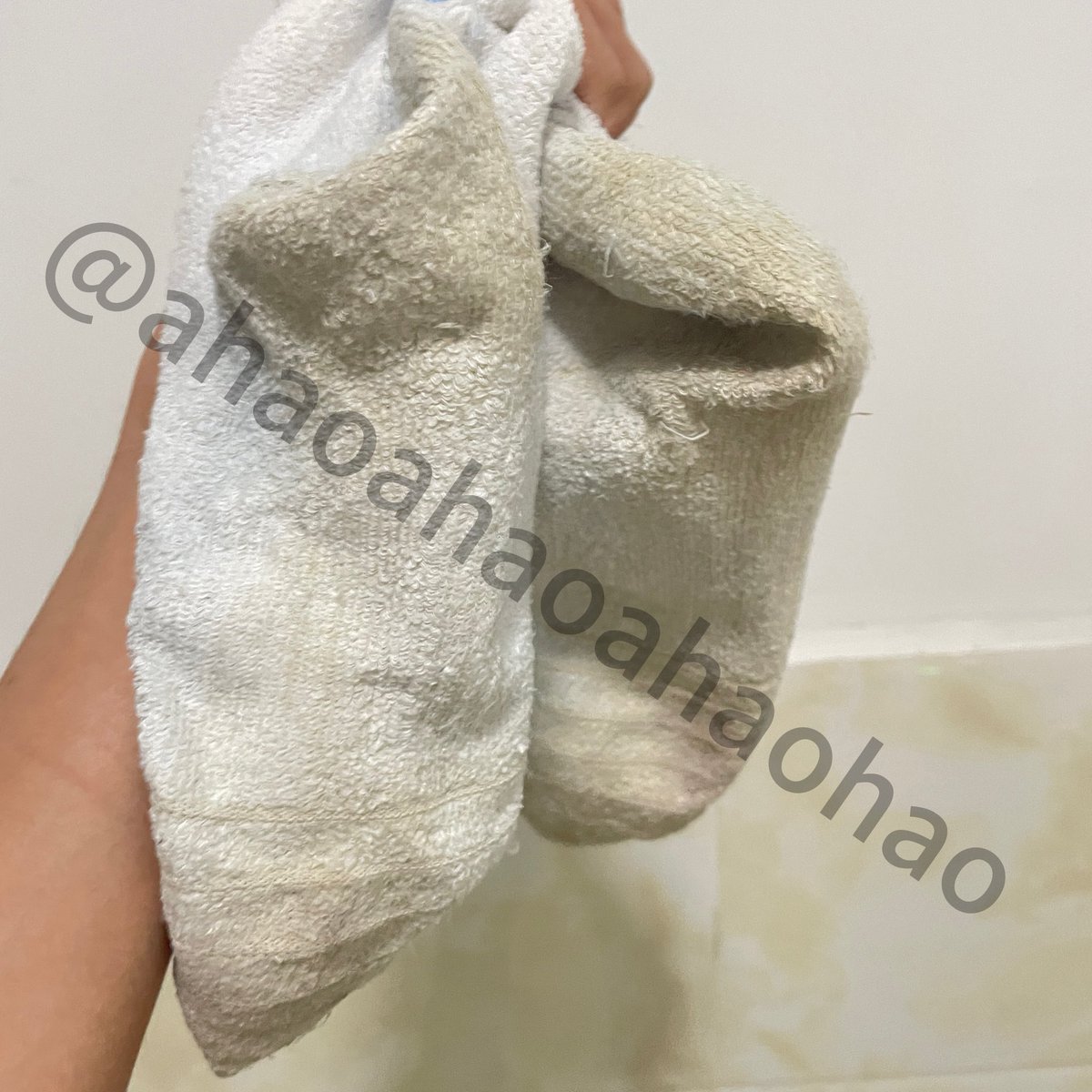 ahaoahaoahaohao's tweet photo. 每次路过这个宿舍，里面的蠢直男都会把打完球的臭鞋和袜子放门口，每次看到都馋得不行。来来回回已经偷拿过十来会了，在宿舍楼梯口，一只塞在嘴里，一只用鼻子猛吸，充满了浓浓的臭脚味。直男们嗤之以鼻的臭袜子，成了骚狗梦寐以求的尤物。
#扫楼 #篮球袜 #直男 #原味袜子 #篮球袜 #男生宿舍 https://t.co/zaJWkTDVVQ