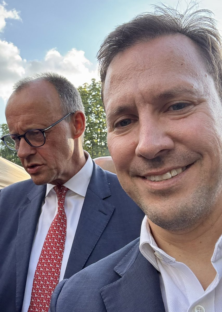 JanRuziJan's tweet image. 1️⃣Slavnou součástí německé politické kultury je sezóna letních večírků — Sommerfeste. V Berlíně je pořádá každá spolková země i politická strana.
2️⃣Největší pompou se samozřejmě pyšní akce té strany, která má kancléře. Letos tedy CDU/CSU.
3️⃣Zvou se i cizozemci a já měl tu čest…