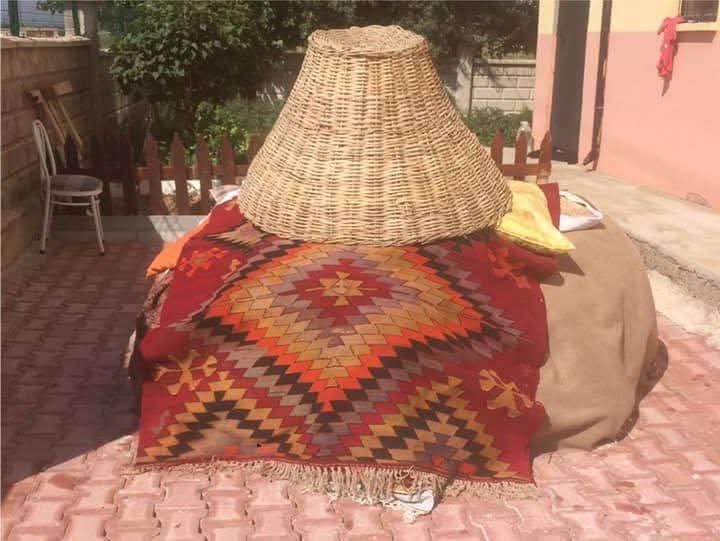 Adı nedir?

Karaman, Konya’nın Kadınhanı, Karapınar, Ereğli, Zıvarık (Altınekin), Sille, Başhüyük, Göçü, Karakaya vd. ilçe ve beldelerinde “yağ, peynir, yoğurt gibi yiyeceklerin yapıldığı ve saklandığı yer” karşılığı olarak kullanılmaktadır.