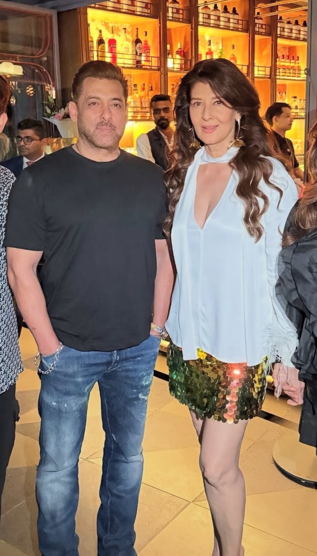 65 साल की संगीता और 59 के सलमान.  ग़ज़ब लग रहे है दोनों ❤️