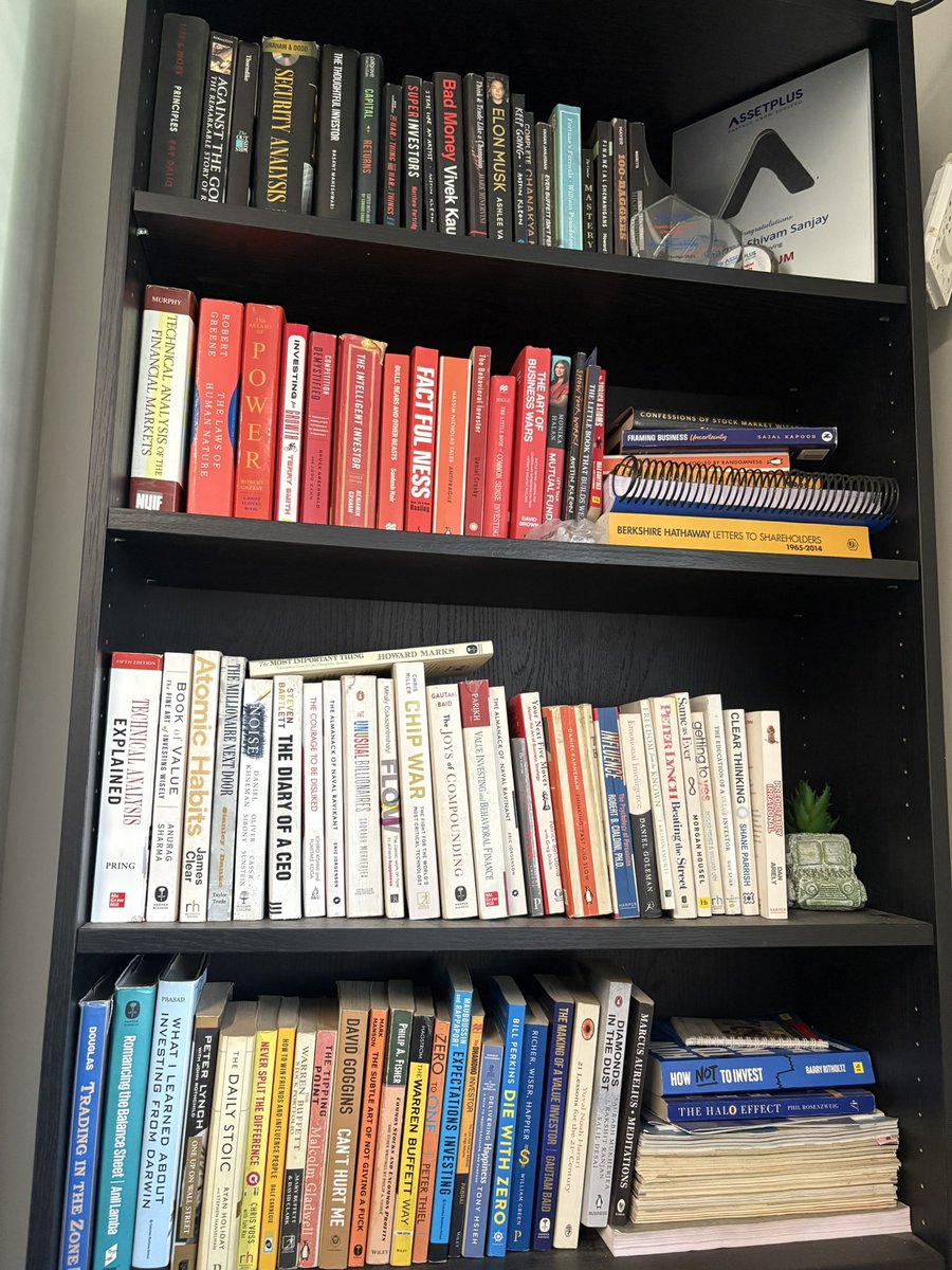 UnusualCapital's tweet photo. On this Guru Purnima, we bow to the silent mentors on our shelf — books that shaped our thinking, guided our decisions, and continue to teach us every day. 📚🙏 
#BooksAreMyGuru 
#GuruPurnima https://t.co/NbGlJDlEwB