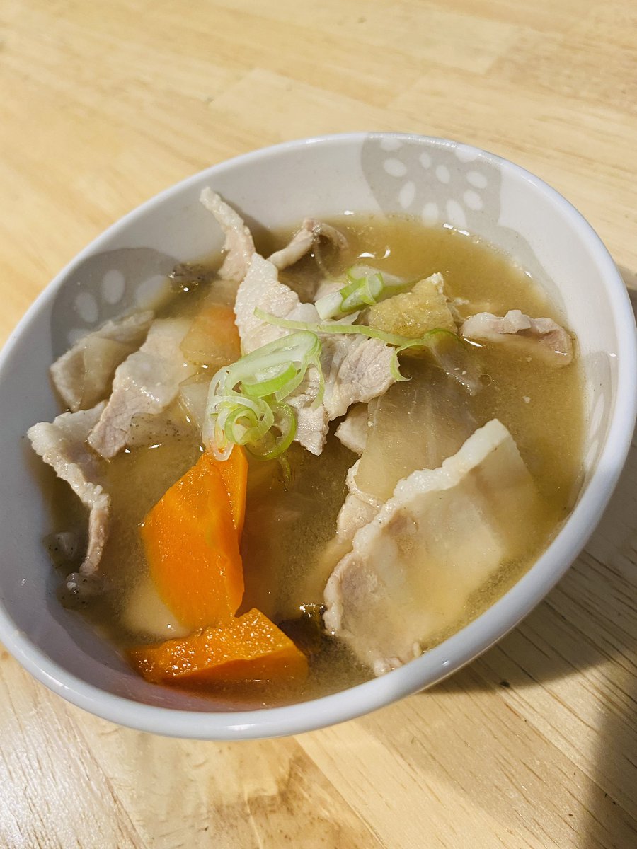 新宿【美酒はんなり】
火曜日〜金曜日は
テイクアウトランチ
おにぎり🍙と豚汁、おばんざいを販売してます！

コンビニ🍙は約90gですが…
うちの🍙は約130g！
米と海苔に拘りが♡
豚汁も具沢山です！

「ここの🍙✨美味しいね！」の声が
何より嬉しいです！

夜の日本酒もぜひ！🍶🙇‍♀️✨