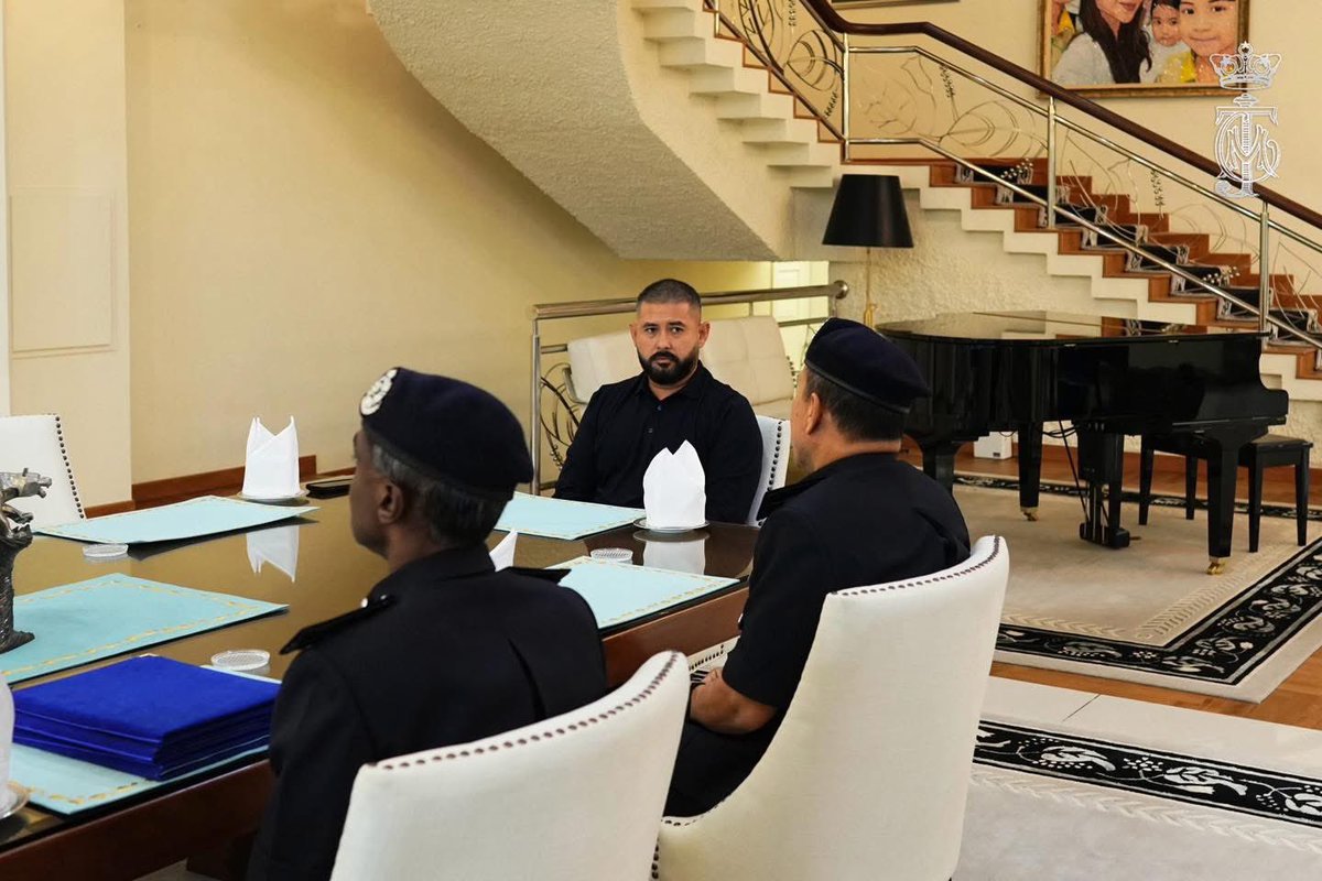 HRHJohorII's tweet image. Duli Yang Amat Mulia Tunku Mahkota Ismail, Pemangku Sultan Johor terima mengadap YDH IG Dato' Sri Hj Mohd Khalid Bin Hj Ismail, Ketua Polis Negara yang baharu pada hari ini, 10 Julai 2025. Hadir sama adalah YDH CP Datuk M. Kumar A/L S. Muthuvelu, Ketua Polis Johor. Allah…