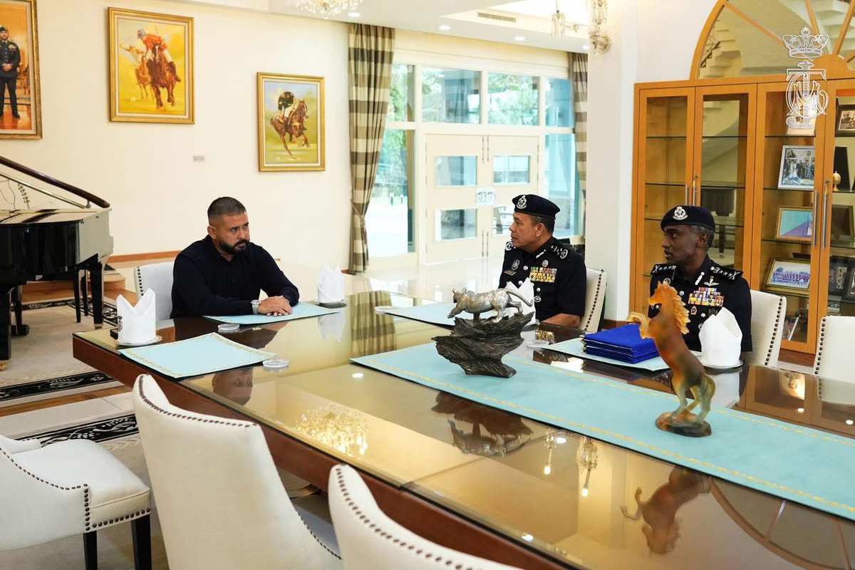 HRHJohorII's tweet image. Duli Yang Amat Mulia Tunku Mahkota Ismail, Pemangku Sultan Johor terima mengadap YDH IG Dato' Sri Hj Mohd Khalid Bin Hj Ismail, Ketua Polis Negara yang baharu pada hari ini, 10 Julai 2025. Hadir sama adalah YDH CP Datuk M. Kumar A/L S. Muthuvelu, Ketua Polis Johor. Allah…