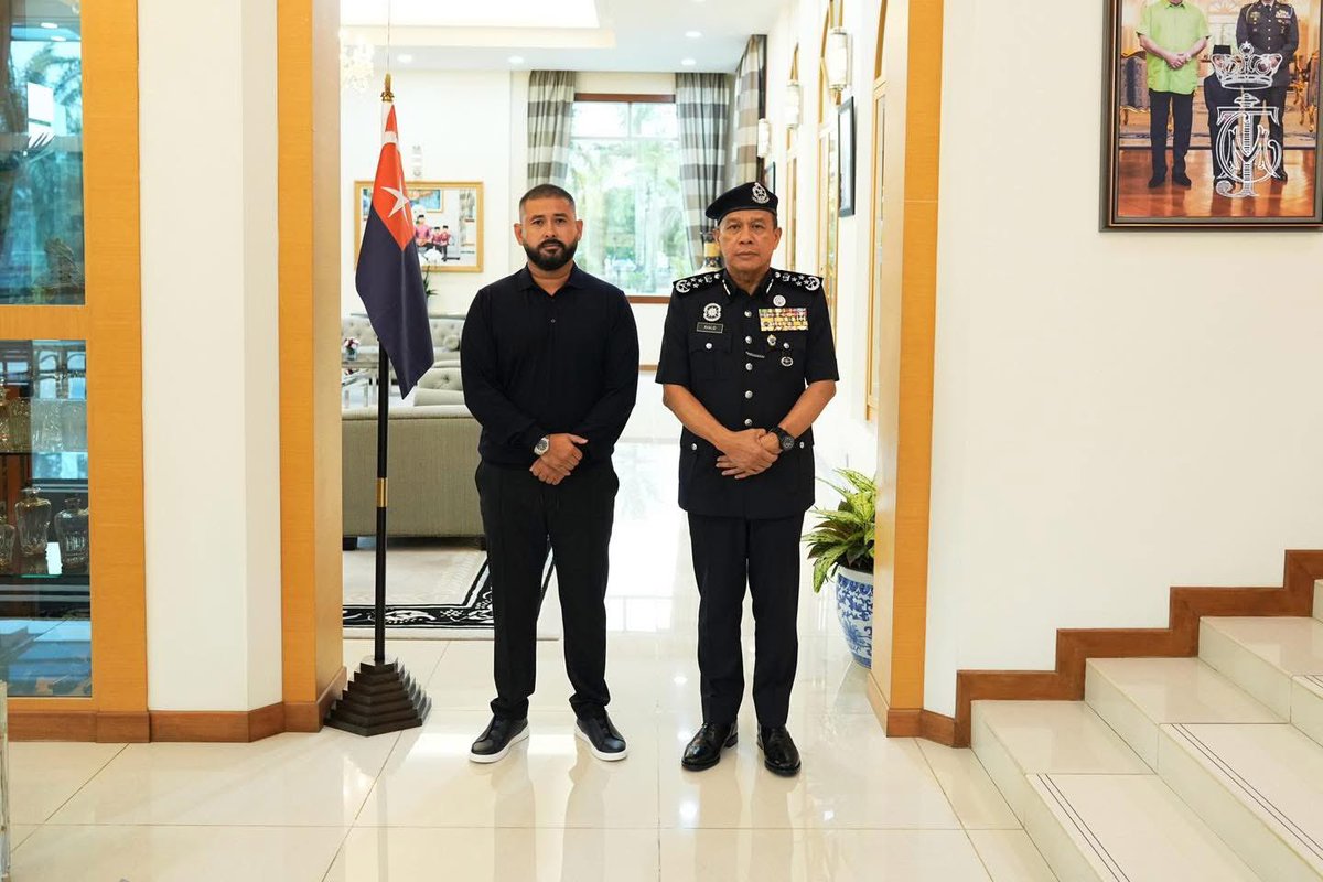 HRHJohorII's tweet image. Duli Yang Amat Mulia Tunku Mahkota Ismail, Pemangku Sultan Johor terima mengadap YDH IG Dato' Sri Hj Mohd Khalid Bin Hj Ismail, Ketua Polis Negara yang baharu pada hari ini, 10 Julai 2025. Hadir sama adalah YDH CP Datuk M. Kumar A/L S. Muthuvelu, Ketua Polis Johor. Allah…