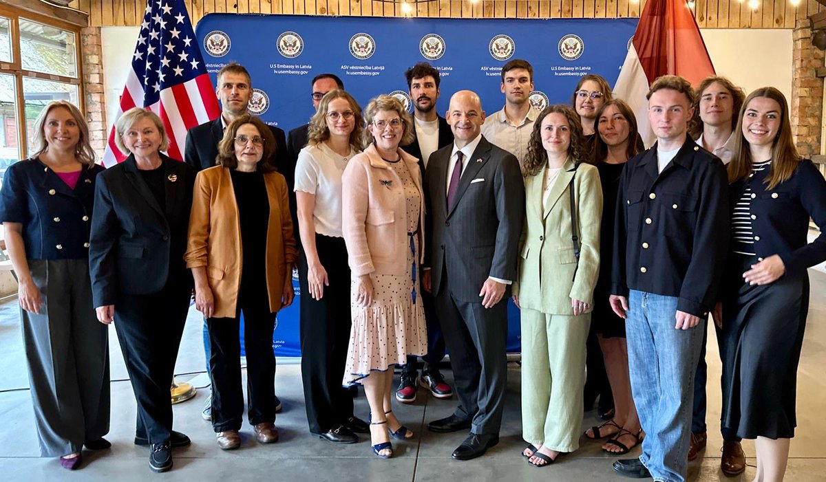 USEmbassyRiga's tweet image. Last night, Ambassador Robinson welcomed U.S. exchange program alumni for a night of networking and reflection on their time in the 🇺🇸. He also congratulated Latvia’s newest #Fulbright and @BAFFScholarship awardees, soon headed to the United States—a global leader in education,…