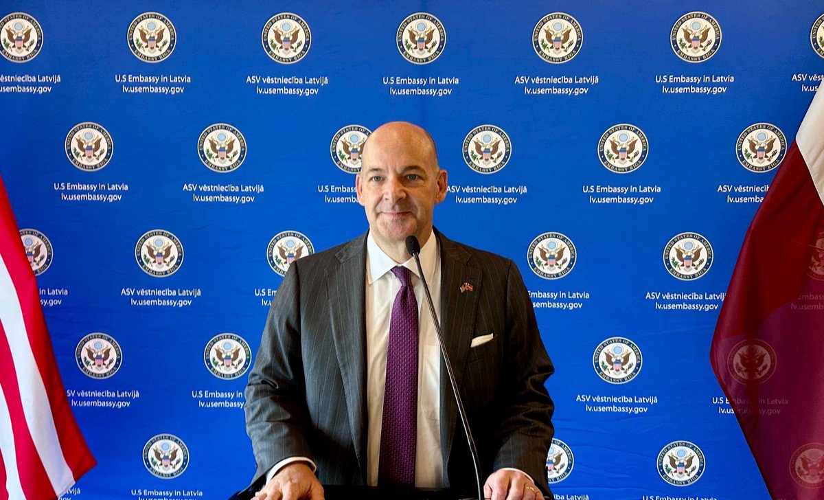 USEmbassyRiga's tweet image. Last night, Ambassador Robinson welcomed U.S. exchange program alumni for a night of networking and reflection on their time in the 🇺🇸. He also congratulated Latvia’s newest #Fulbright and @BAFFScholarship awardees, soon headed to the United States—a global leader in education,…