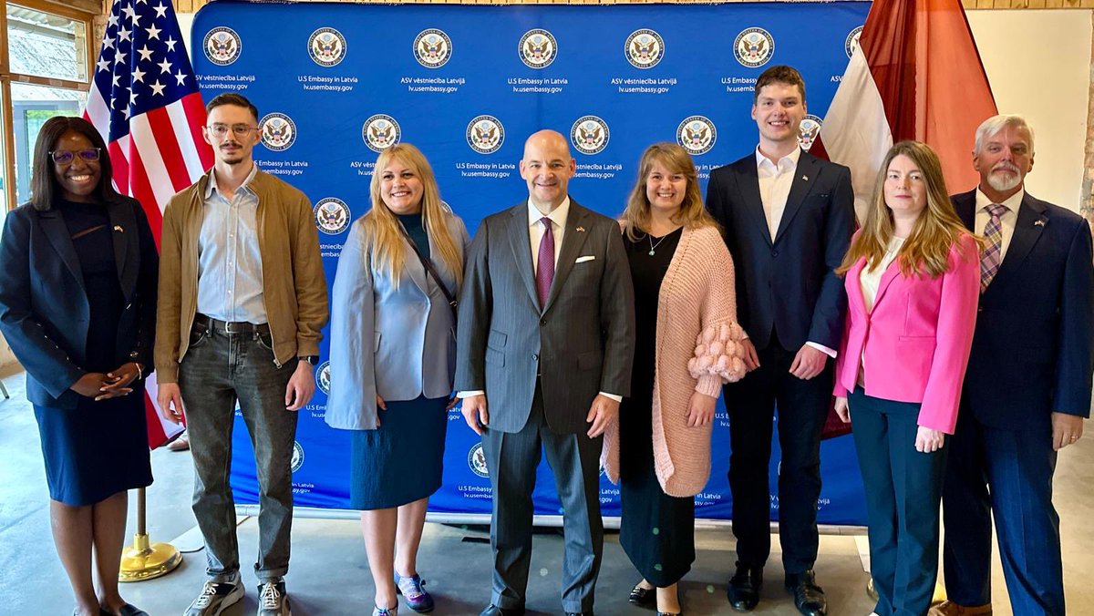 USEmbassyRiga's tweet image. Last night, Ambassador Robinson welcomed U.S. exchange program alumni for a night of networking and reflection on their time in the 🇺🇸. He also congratulated Latvia’s newest #Fulbright and @BAFFScholarship awardees, soon headed to the United States—a global leader in education,…