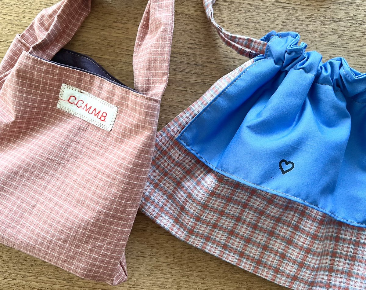 DOMA_YORIKO's tweet image. 7/10(木) 14:00-18:00 open
チャチャマンボ🌼やさしいチェックのミニバッグふたつ
エプロン飾りがひらひら可愛い巾着とショルダー紐の自由度が高いポシェット
どちらも静かなパワー感じる人刺繍とビーズ飾りがポイントです

※7/12(土)は臨時休業いたします
  何卒ご了承下さい

#チャチャマンボ
#DOMA