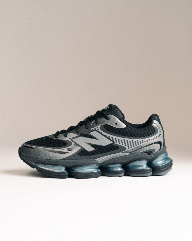 AFEWSTORE's tweet image. SHOP LINK ➡️ l8r.it/cg2N

The future is now: the New Balance ABZORB 2000 is here.
Blending retro running DNA with modern design, this silhouette turns cushioning into a visual statement.
Available at AFEW.

#NewBalance #ABZORB2000 #AFEWstore