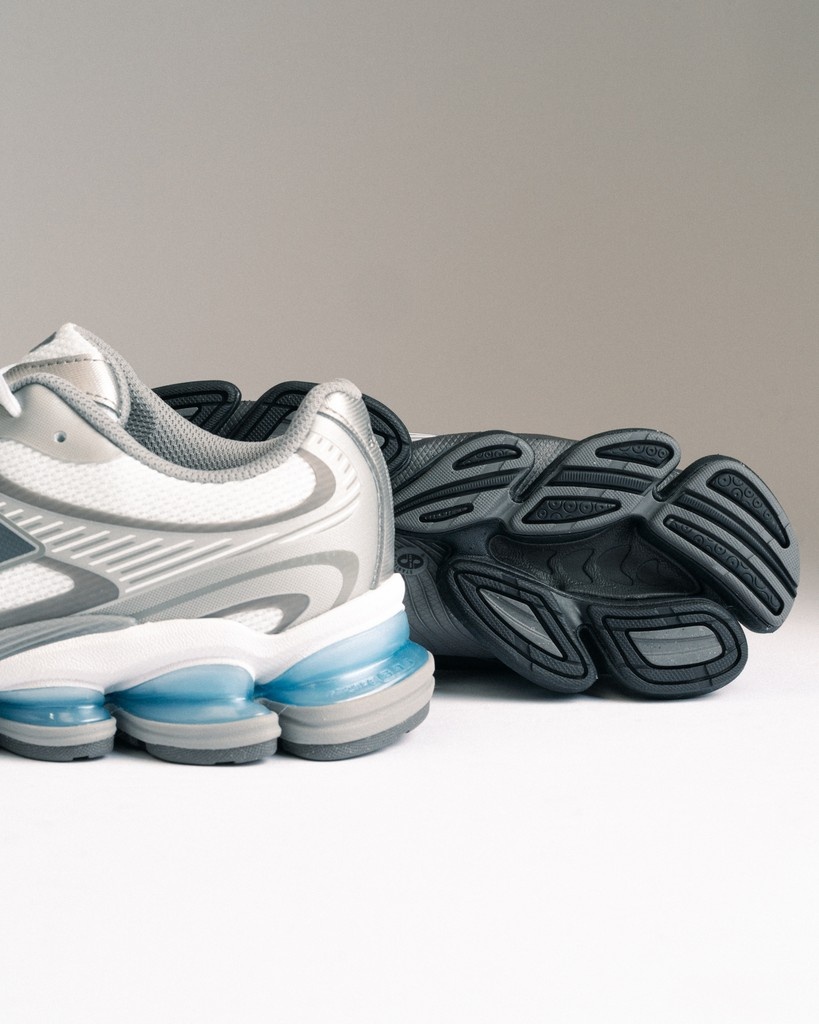 AFEWSTORE's tweet image. SHOP LINK ➡️ l8r.it/cg2N

The future is now: the New Balance ABZORB 2000 is here.
Blending retro running DNA with modern design, this silhouette turns cushioning into a visual statement.
Available at AFEW.

#NewBalance #ABZORB2000 #AFEWstore