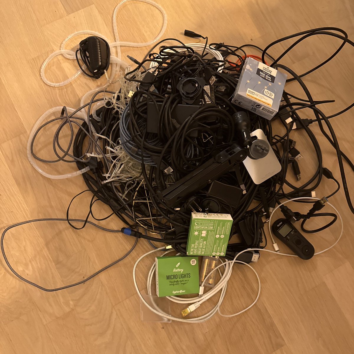 Wie kann man nur so viele Kabel ansammeln und nie wieder benutzten 🤯
