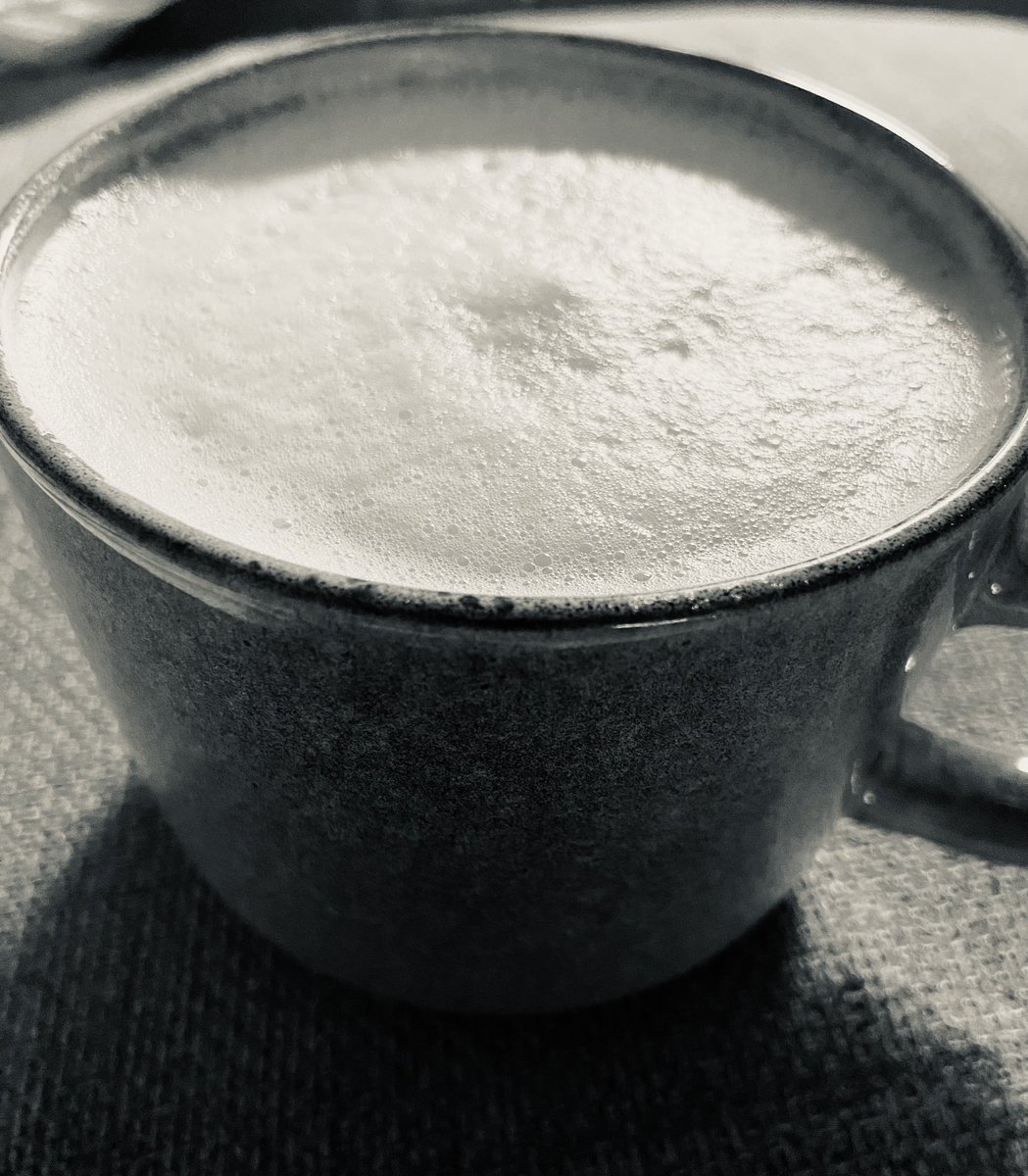 Guten Morgen. Donnerstag der 10. Juli 2025. Das einzigste was an diesem Höllensommer heiß ist, ist mein Kaffee!Kommt alle gut in den Tag 🤍🩶.