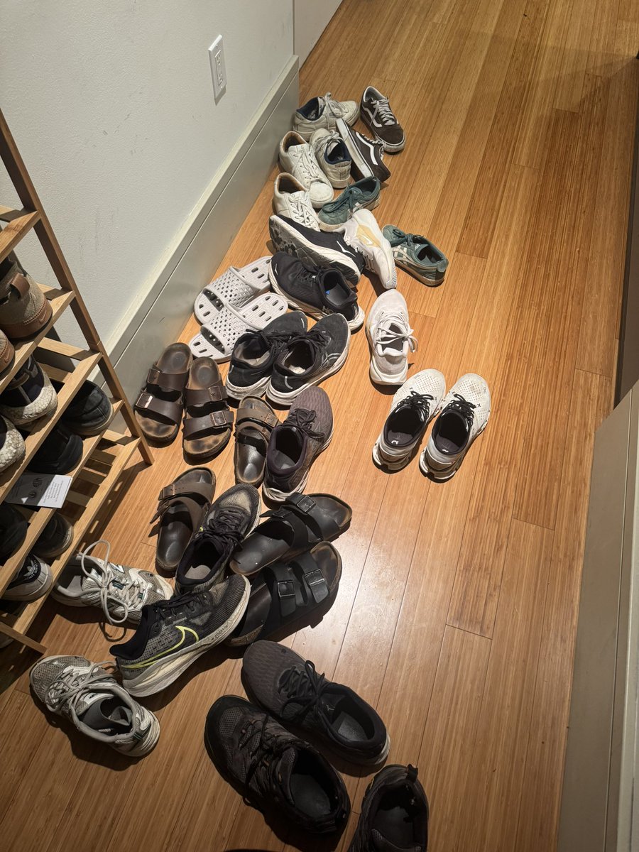 _aaanh_'s tweet image. Can someone explain to me the lore behind shoes at an sf party
