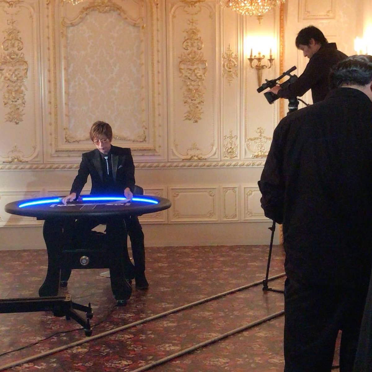 GACKT_Secretary's tweet image. 📸【秘書パパラッチ】
ポーカー番組の撮影中。
魔王のカード捌きがすごすぎて
最初は歓声をあげていたスタッフ陣も次第に無言に...。
永遠に続くような静寂の中、秘書のカメラの音だけが響いていたのでした。
GACKTの秘書より👩💻
#秘書リーク #週刊ガク春
#ガク春砲 #GACKT秘書