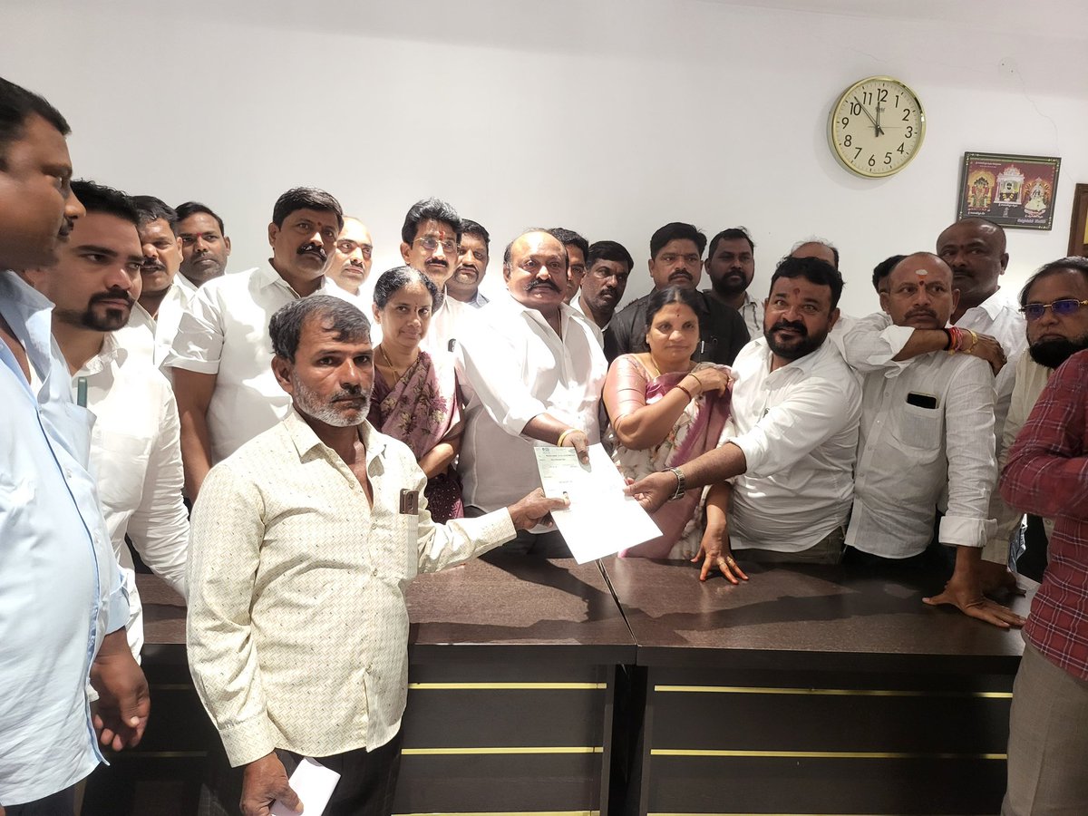 GangulaBRS's tweet image. Distributed CM relief fund cheque’s to 111 Beneficiaries  of Karimnagar constituency at MLA Camp office Karimnagar.

#karimnagar