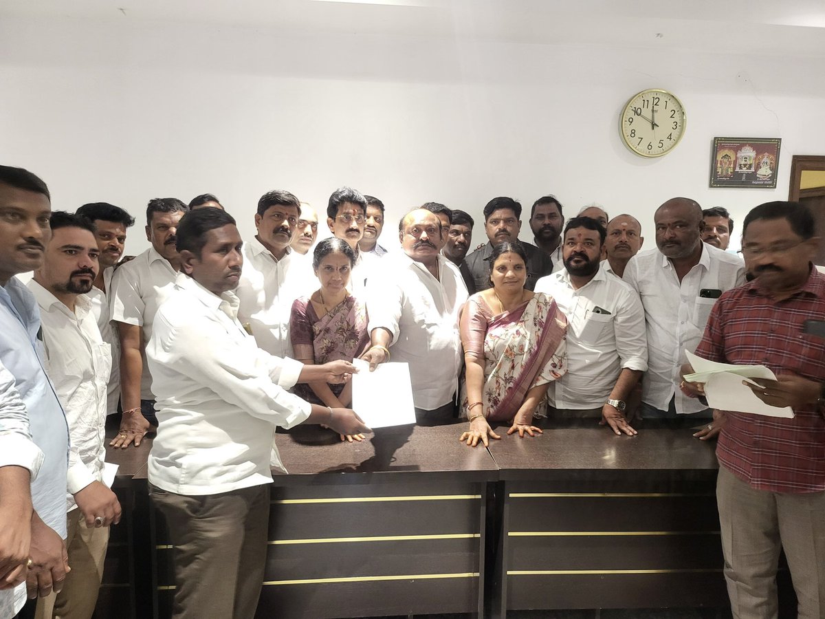 GangulaBRS's tweet image. Distributed CM relief fund cheque’s to 111 Beneficiaries  of Karimnagar constituency at MLA Camp office Karimnagar.

#karimnagar