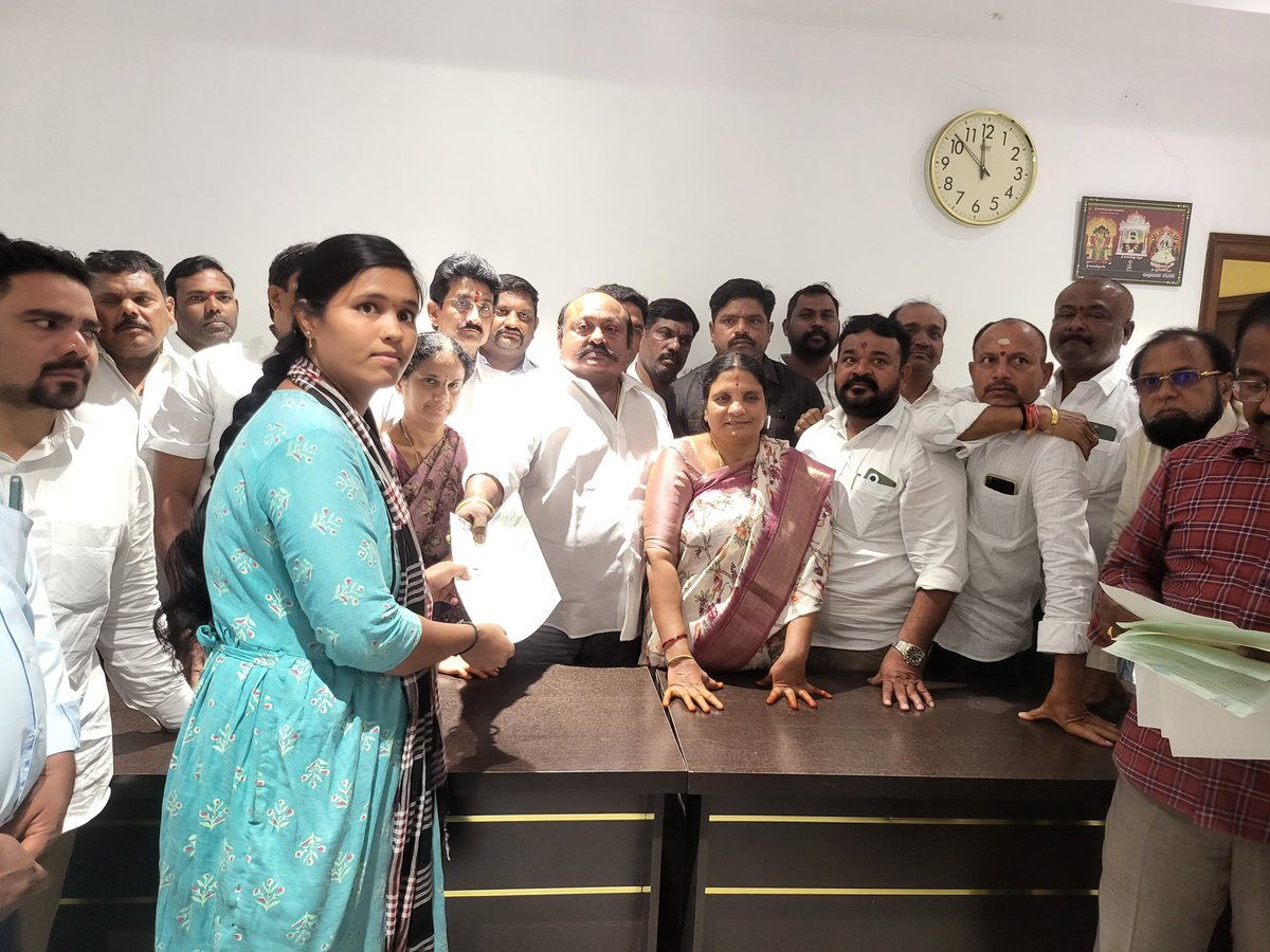 GangulaBRS's tweet image. Distributed CM relief fund cheque’s to 111 Beneficiaries  of Karimnagar constituency at MLA Camp office Karimnagar.

#karimnagar