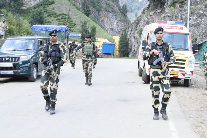 Indian_Rakshak's tweet photo. Saluting the vigilance of #BSF, providing unwavering security to #AmarnathYatra2025 pilgrims at every step of their journey. #YatraWithBSF
#earthquake #GuruPurnima #BikeTaxiWantsJustice #TejRan https://t.co/vb3fTbNh1r