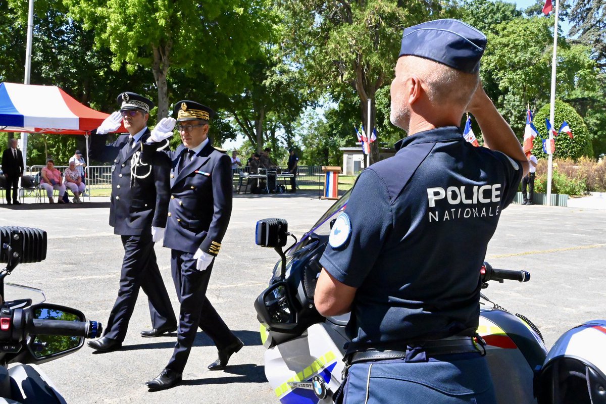 Prefet_82's tweet image. #Hommage 🇫🇷 | En cette journée dédiée à la @PoliceNationale, le Préfet et le DDPN ont rendu hommage hier aux policiers blessés et morts en service. 

🫡 Ils ont également salué l&apos;engagement des effectifs qui se mobilisent au quotidien pour garantir la sécurité de tous.